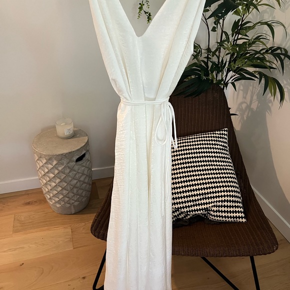 Never worn deep V midi dress in ivory, size small - Picture 5 of 8